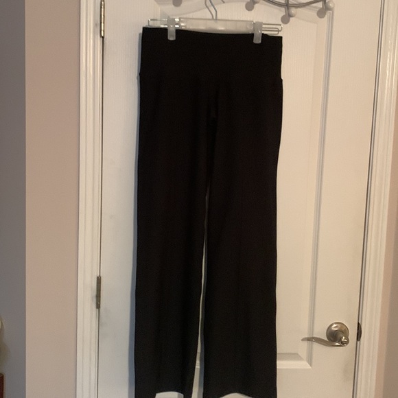 Drynamic athletic pant. Centre seam pull on with back zipped security pocket. - Picture 5 of 5